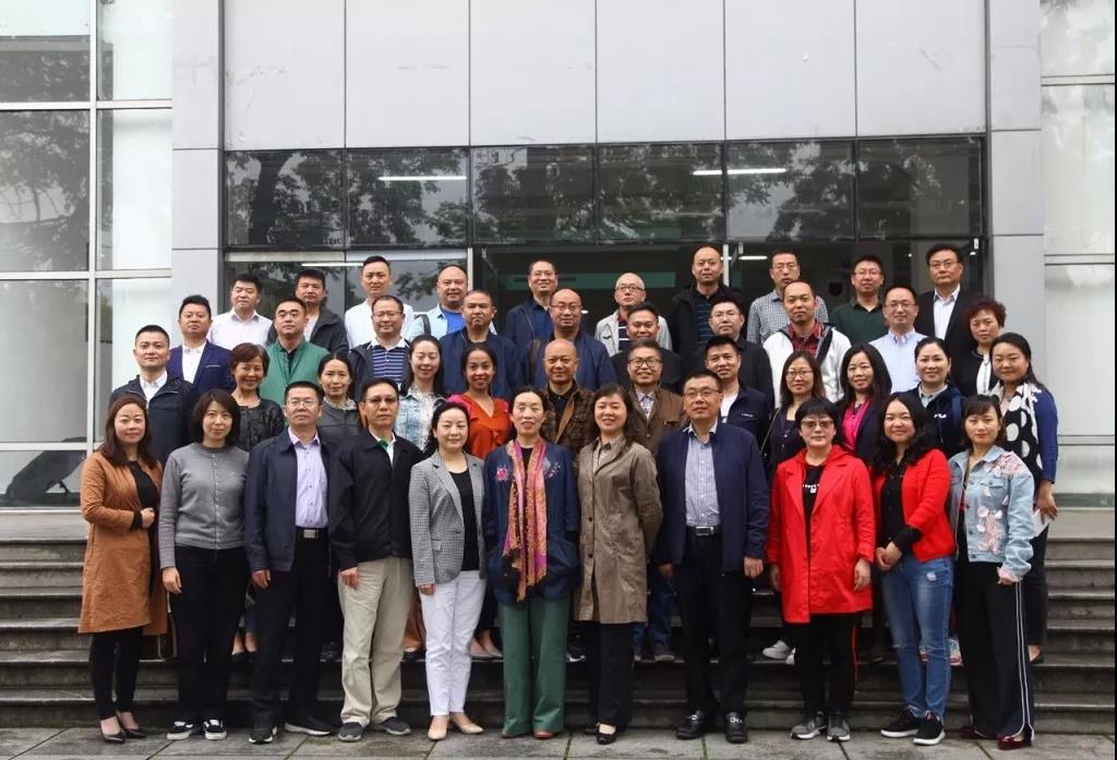 集團(tuán)領(lǐng)導(dǎo)參加“重溫紅色歲月、堅(jiān)定理想信念”專題培訓(xùn)活動(dòng)